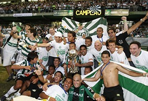 Jogadores do Coritiba a festejar o título de campeões da Série B do Brasileirão de 2010.