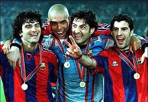 Os portugueses Luís Figo, Vítor Baía e Fernando Couto, com Ronaldo "o fenómeno" nos tempos áureos do FC Barcelona.