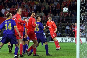 Imagem do Alavés 4 - Liverpool 5 na final da Taça UEFA de 2000/01.