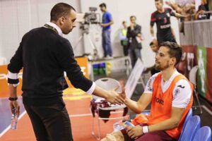 Joel Rocha, já enquanto técnico do Benfica, conforta Liléu após a final da Taça em Sines.