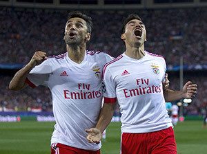 Nico Gaitán, figura essencial deste jogo, celebra o golo com do empate com o companheiro Jonas