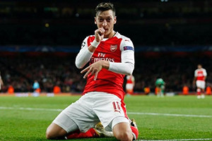 Ozil aponta o primeiro hat-trick da sua carreira.