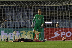 Ter Stegen e Mathieu, no lance do auto-golo do defesa francês.