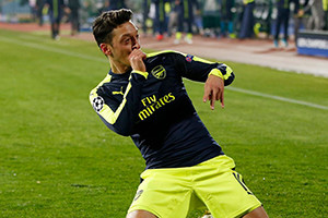 Magia de Ozil coloca Arsenal nos oitavos de final.