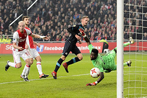 Ajax e PSV empatam no último jogo do ano e distanciam-se do 1º lugar.