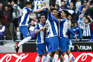 Em vantagem numérica desde o 1º minuto, Espanyol leva a melhor sobre o Sevilla.