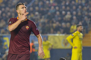 Hat-trick de Dzeko coloca Roma praticamente nos oitavos de final.