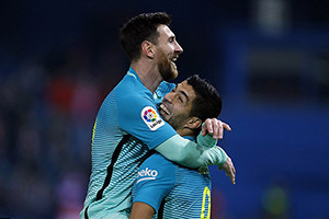 Dois golaços, de Messi e Suárez, dão vitória ao Barcelona em Madrid.