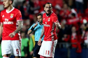 Golo solitário de Mitroglou dá esperança ao Benfica.