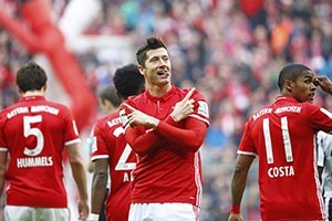 Bis de Lewandowski deixa polaco a 2 golos de ser o melhor marcador da Bundesliga.