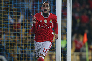 Mitroglou de pé quente dá vitória ao Benfica.