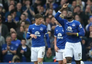 A dobradinha de Lukaku fez a diferença e chegou assim ao fim a série de cinco vitórias do Leicester City.