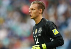 A opção de Low pelo guardião do Leverkusen,deixando Ter Stegen no banco, está a ser contestada.