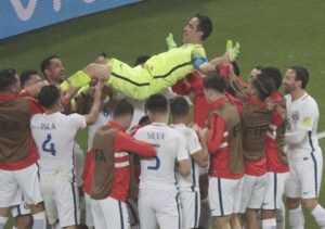 O Chile presta homenagem ao seu guarda-redes, que defendeu três penaltis consecutivos.