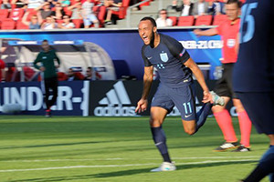 Redmond aumenta as chances de qualificação para Inglaterra.