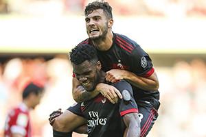 M'Baye Niang e Cutrone, dois grandes responsáveis pelo 4-0 ao Bayern de Munique.