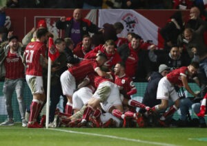 Depois de derrubarem o United os Robins enfrentarão o outro gigante de Manchester na semifinal.