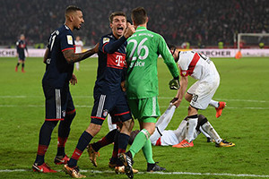 A imagem da noite. Os heróis (Muller e Ulreich), e o vilão Akolo, deitado no chão, inconsolável.