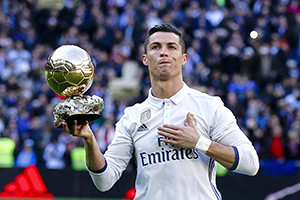 Ronaldo com a sua 5ª Bola de Ouro.