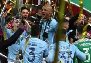 Kompany festeja o triunfo na Taça EFL, o primeiro troféu da era Guardiola.