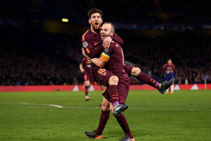 Iniesta assiste Messi no golo do empate.