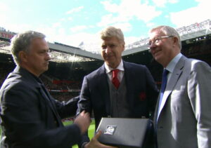 Sir Alex surpreendeu o velho rival com um presente especial, antes da partida.