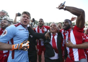 O Aves festeja no relvado do Jamor a conquista da Taça de Portugal.