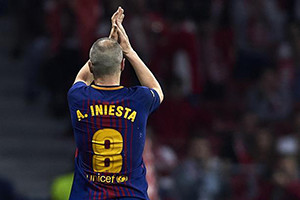 Camp Nou ergueu-se para ovacionar o último El Clásico de Iniesta.