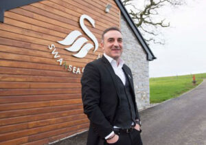 De saída do Swansea, o fututo de Carvalhal deve continuar a passar por Inglaterra.