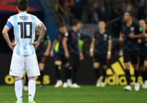 O génio de Messi não se manifestou e a Argentina sofre derrota embaraçosa que a deixa perto da eliminação.