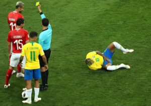 Ainda sai tudo muito em esforço a Neymar e a sombra, agressiva, de Behrami explorou a fragilidade.