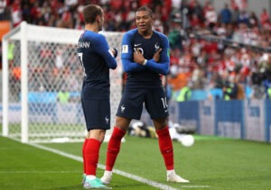 Aos dezanove anos, Kylian Mbappé estreia-se a marcar em Campeonatos do Mundo.