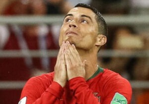 Um penálti falhado e um lance que lhe podia ter custado os oitavos de final: ontem não foi dia para CR7.