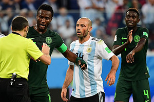 Mascherano tocou com a mão na bola dentro de área, mas a grande penalidade não foi assinalada.