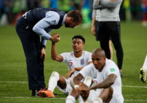 Southgate tenta recomfortar os jogadores mais destroçados.